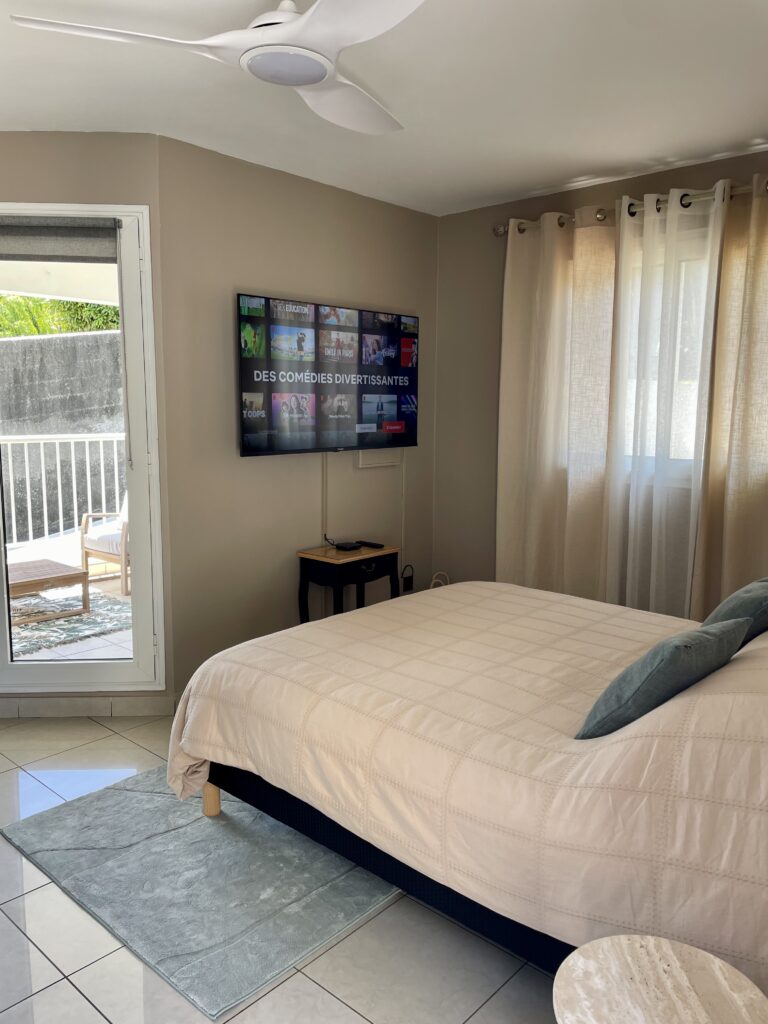 Photo de la télévision face au lit