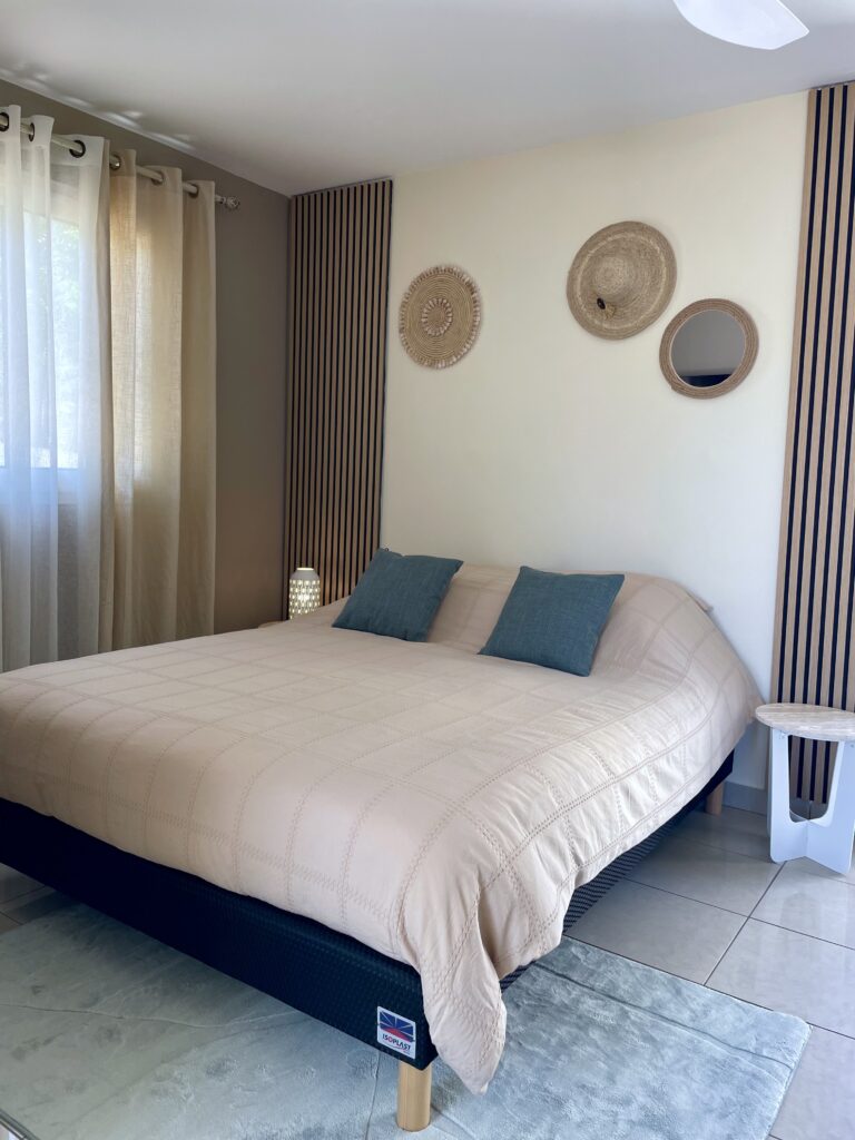 Photo du lit queen-size de la Suite Margau