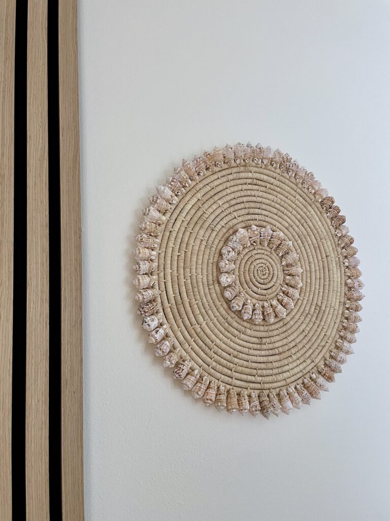 Photo d'un décoration murale ornée de coquillages