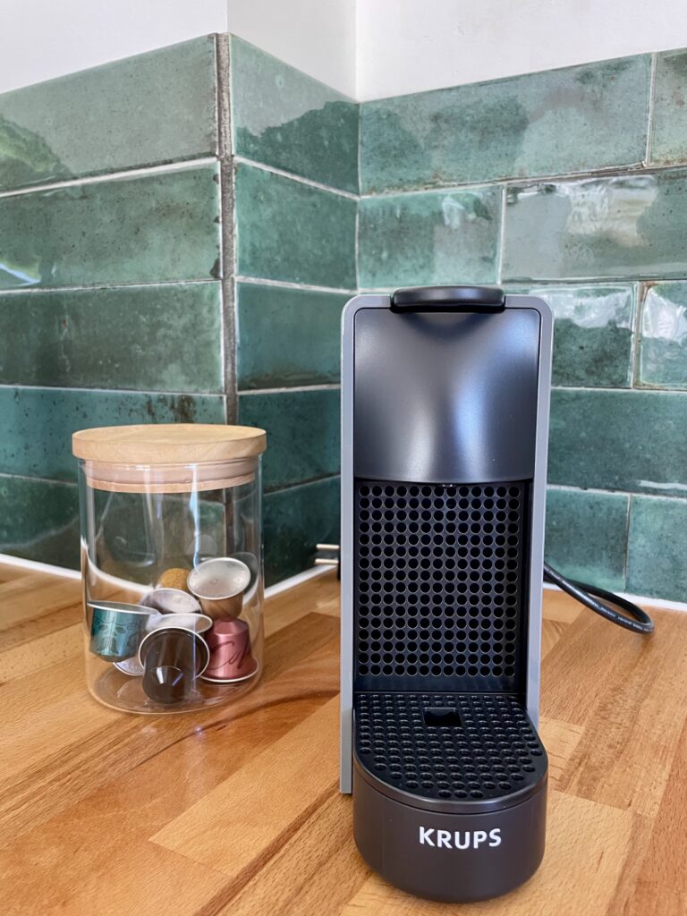 Photo rapprochée de la machine à café Nespresso