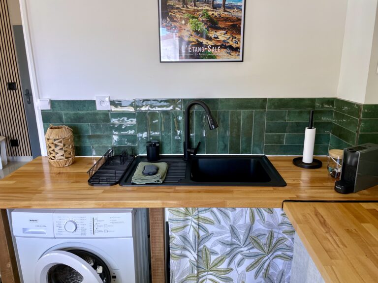 Photo de la machine à laver sous le plan de travail de la cuisine