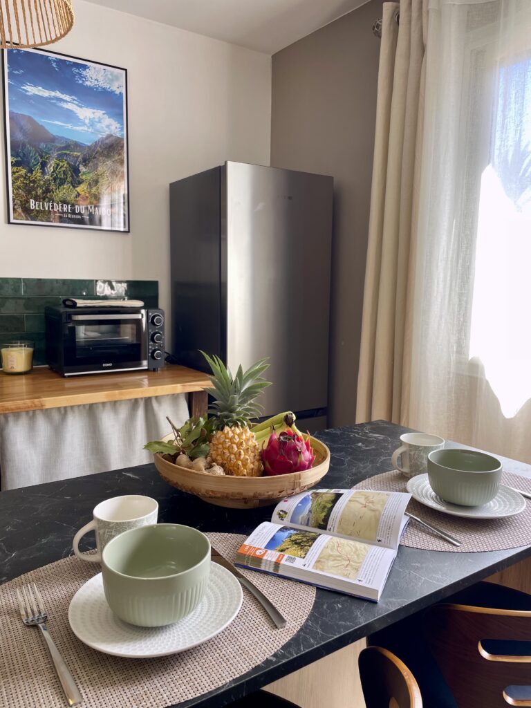 Photo de la table intérieur dressée pour le petit-déjeuner