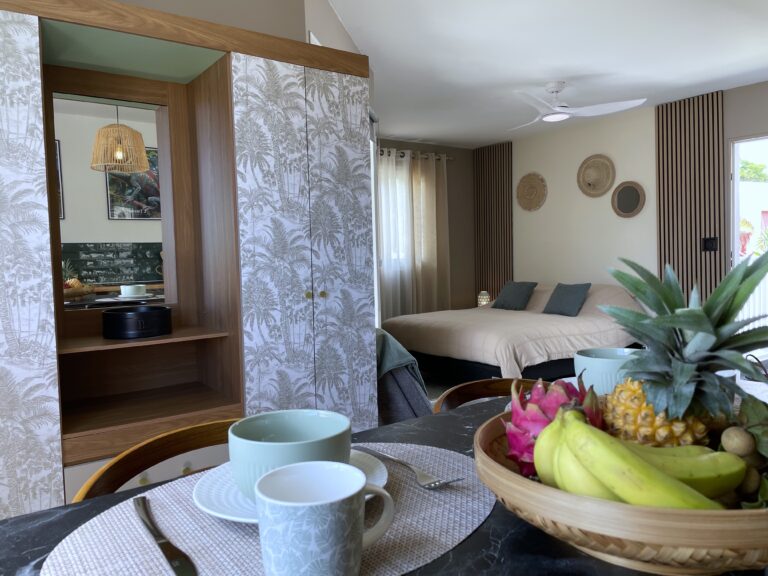 Photo de la table du petit-déjeuner avec une corbeille de fruits au premier plan