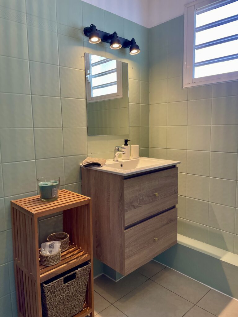 Photo du meuble de la salle de bain