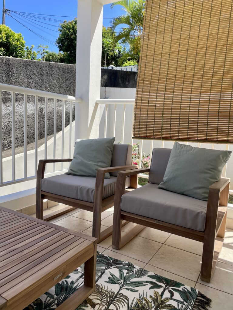 Photo de deux fauteuils et d'un store d'ombrage sous la varangue